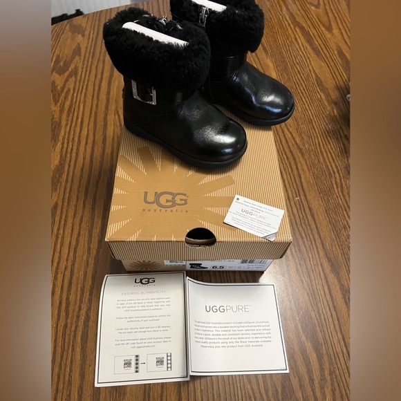 Like new! Ugg T Gemma toddler boot w/box - Picture 2 of 7